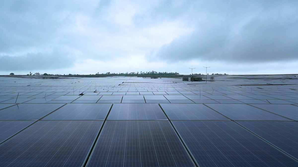 Happening on mega scale! Delhi Metro running on 750MW Rewa #Solar plant since Apr2019. Solar power being used for traction, not just auxillary requirement. <a href="/OfficialDMRC/">Delhi Metro Rail Corporation</a> taking 99MW from @RewaSolar 
<a href="/OfficeOfRKSingh/">Office of R.K. Singh</a> <a href="/mnreindia/">Ministry of New and Renewable Energy (MNRE)</a> <a href="/isolaralliance/">International Solar Alliance</a> <a href="/WBG_Energy/">World Bank Energy</a> <a href="/WorldBankIndia/">World Bank India</a> <a href="/IFC_org/">IFC</a>