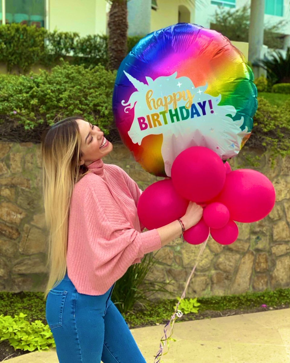 Gracias a todos los que se tomaron un ratito de su día para mandarme un mensajitooo y yo que ya no andaba por acá! 
Se les extraña Twitterland.
Abrazo grandote! 
Nos vemos luego! ✌🏻😘 🦄 #TresCinco y así.