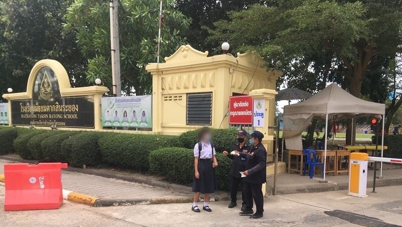 Reg_TNAMCOT's tweet photo. 📍น.ส.ภรณ์ภัทร์ธัญ งามวงศ์เงิน ผู้อำนวยการโรงเรียนมัธยมตากสินระยอง เผยเปิดเรียนวันแรกเช้านี้ (1 ธ.ค.) เหตุการณ์ปกติเรียบร้อยดี นักเรียนแต่งเครื่องแบบตามระเบียบ ไม่พบสวมชุดไปรเวทตามที่มีข่าว @TNAMCOT https://t.co/qmKlIGsF2F