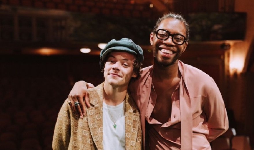 try to convince me that wasnt their idea.. you will fail. Dusty Styles and Ted TomlinsonRBB and SBB Their songs their mvSharry reads fanfics ..bases his videos on them.  Are you going to tell me that he wouldnt be able to ask his friend to add the fanfic scene ?!