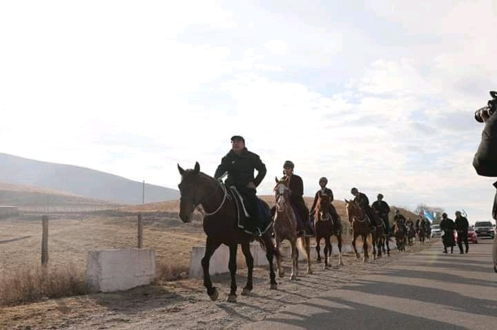 Қорабайир зотдор отлари Китоб туманидан пойтахт томон йўлга чиқибди. Биринчи отда Қашқадарё ҳокими Зойир Мирзаев.
Арқадағ:)