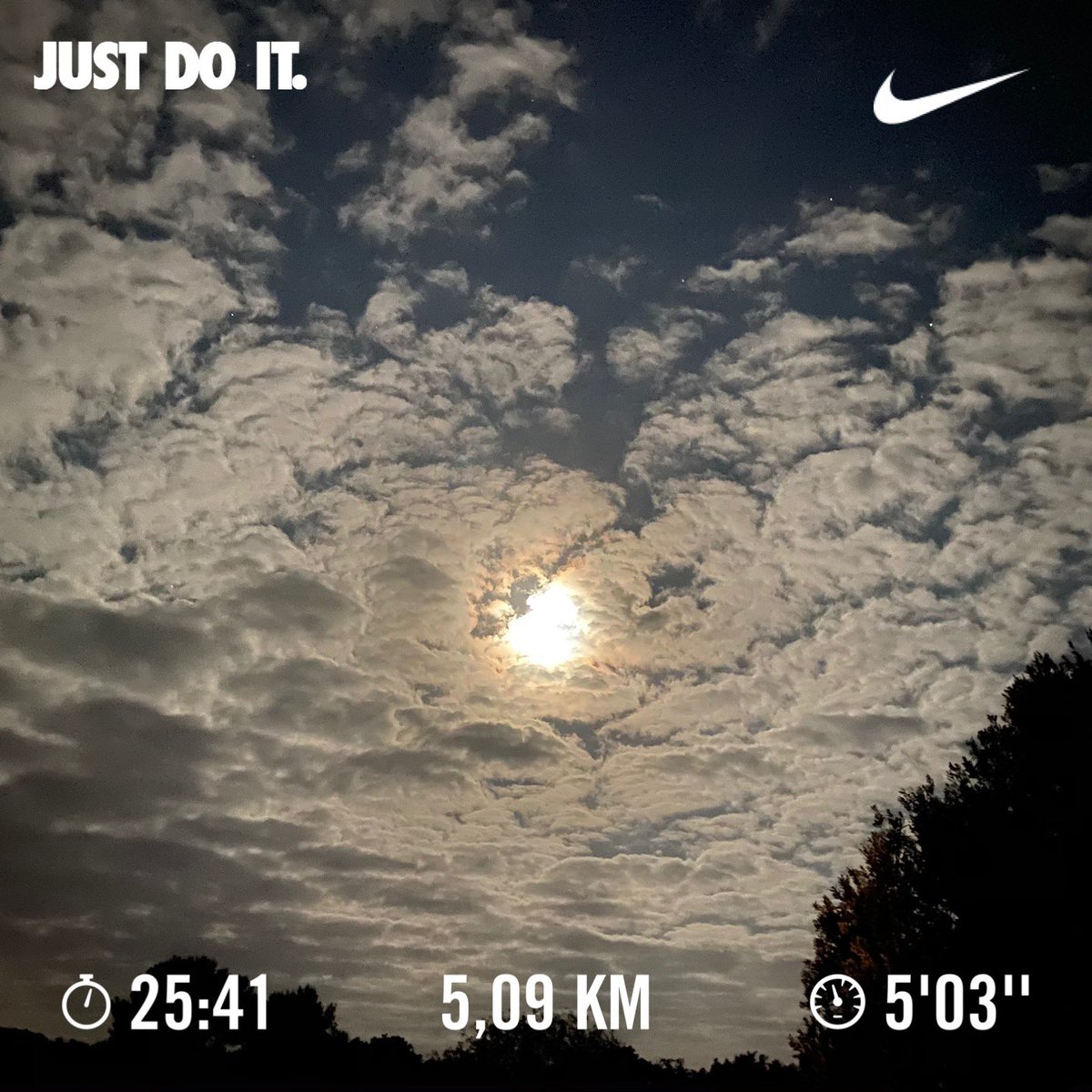 AntonioJSanz's tweet photo. #EarlyMorning #FullMoon🌕 #Formentera #EstanyPudent #NikePlus #justdoit✔️ #5k #Harder💪🏻 #Healthy❤️ #SumandoKms➕ #run4yourself🏃🏻‍♂️ https://t.co/o0xizF7Gmn