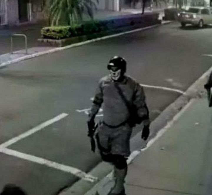 farpadordaloud's tweet photo. CRICIÚMA

• Fecharam a cidade
• explodiram um banco
• bazuca
• 2 horas de assalto
• Armamento de exército gringo
• Granadas
• explosivos em vários pontos da cidade
• Uma dúzia de carros blindados

ESSE CRIME FOI MUITO BEM ORGANIZADO! https://t.co/qcdk2nZa9i