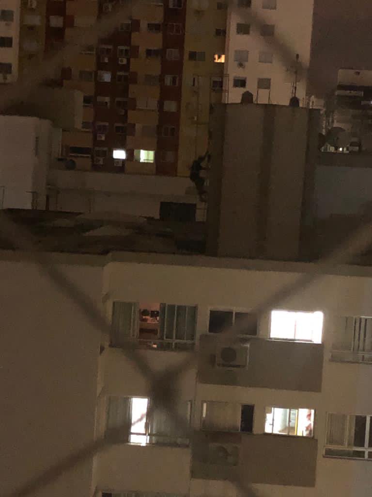 farpadordaloud's tweet photo. CRICIÚMA

• Fecharam a cidade
• explodiram um banco
• bazuca
• 2 horas de assalto
• Armamento de exército gringo
• Granadas
• explosivos em vários pontos da cidade
• Uma dúzia de carros blindados

ESSE CRIME FOI MUITO BEM ORGANIZADO! https://t.co/qcdk2nZa9i