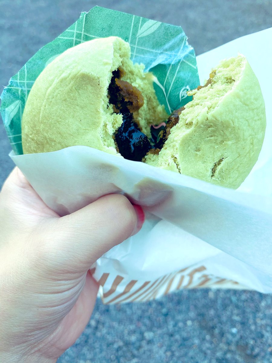 チーコ V Twitter お昼はローソンで宇治抹茶まん もっちり黒蜜ソース入り とハーゲンダッツの ストロベリーフロマージュクッキー 買ってみた ローソン 宇治抹茶まん ハーゲンダッツマイスイート ストロベリーフロマージュクッキー コンビニアイス
