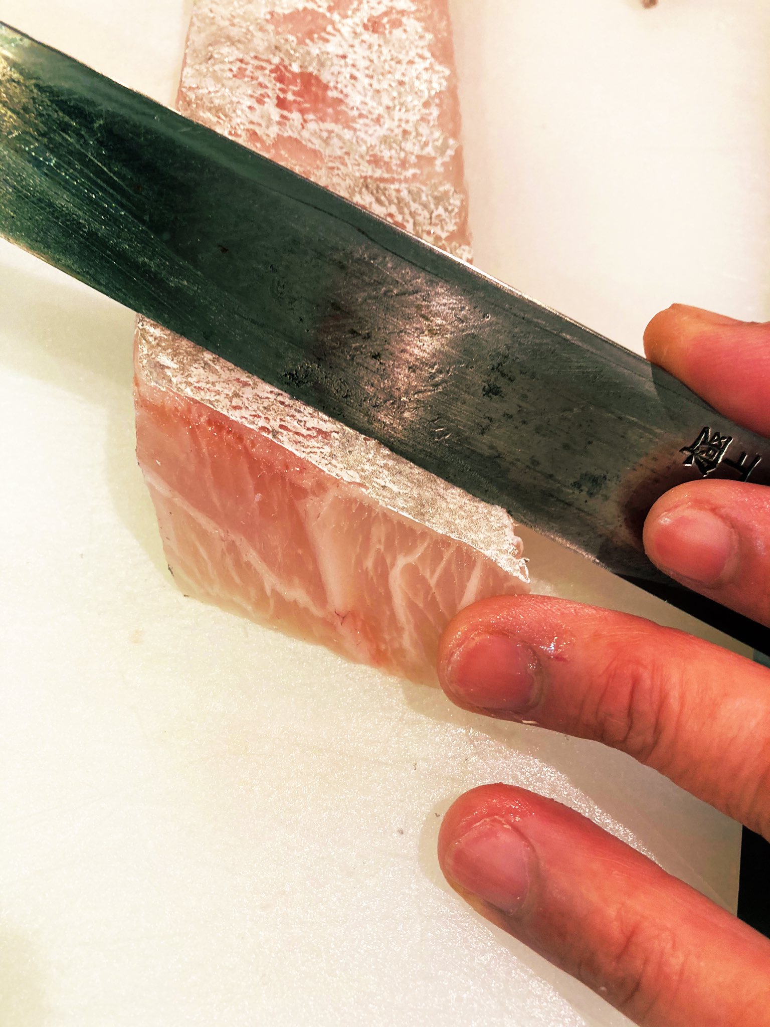 旨い魚と酒 みやけじま 14kg カンパチ 熟成６日目 血抜きが上手くいき生臭さが全くございません 脂の乗りも申し分ないのですが 身がまだ少し固いかな また伸び代を感じますのでもう少し寝かせましょうか 御徒町 みやけじま 魚料理 伊豆諸島
