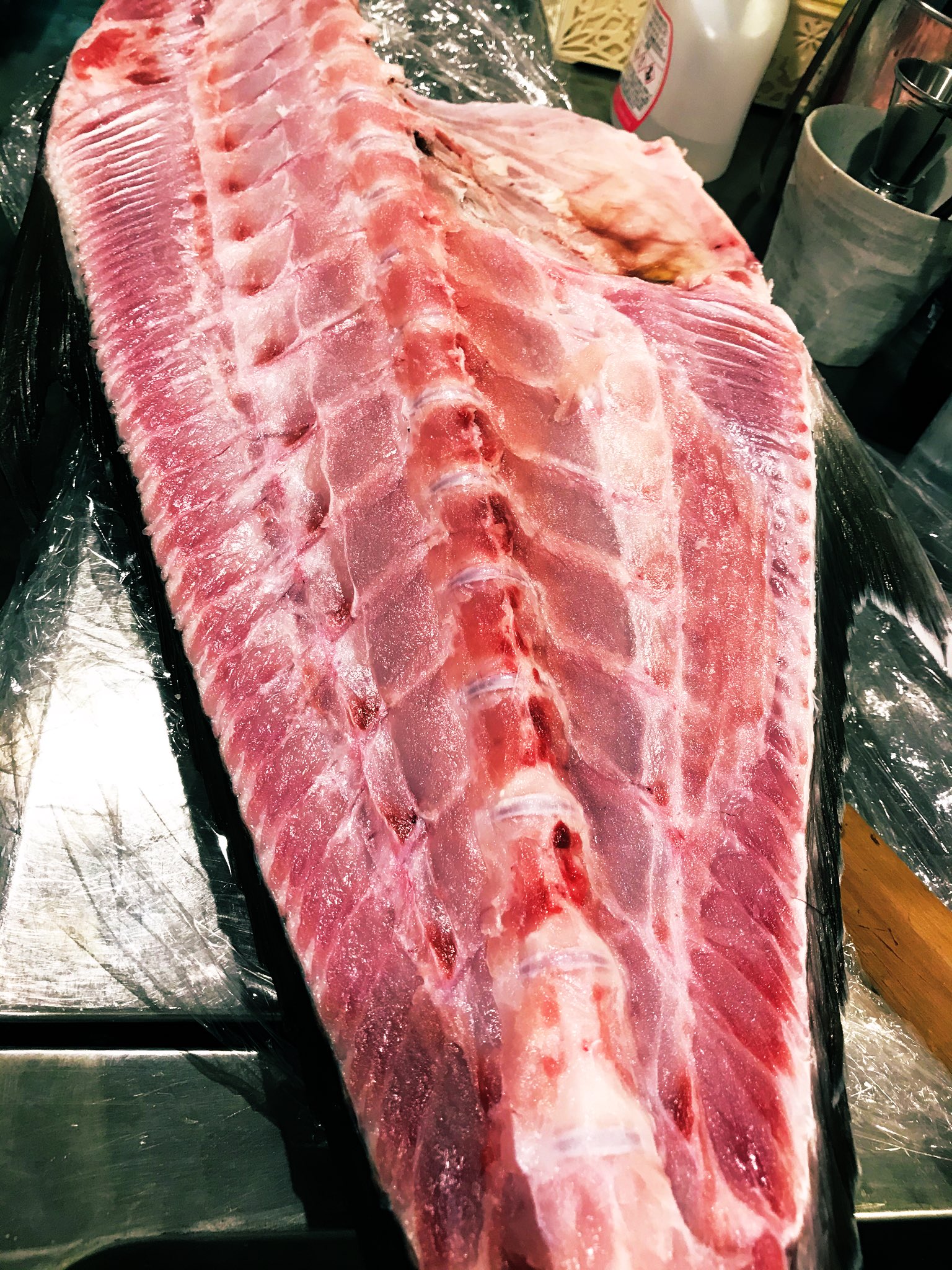 旨い魚と酒 みやけじま 14kg カンパチ 熟成６日目 血抜きが上手くいき生臭さが全くございません 脂の乗りも申し分ないのですが 身がまだ少し固いかな また伸び代を感じますのでもう少し寝かせましょうか 御徒町 みやけじま 魚料理 伊豆諸島