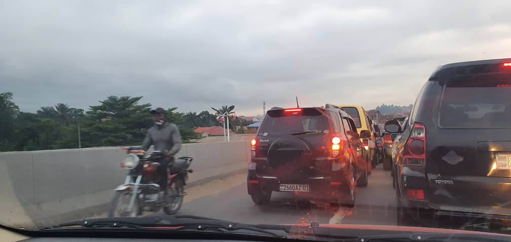 L'incivisme routier est pétillant de bonne santé, ici c'est sur le saut de mouton de pompage,deuxième bande savamment montée.la plaque du dernier chauffeur incivique est visible.Merci de dénoncer ces mauvais citoyens.