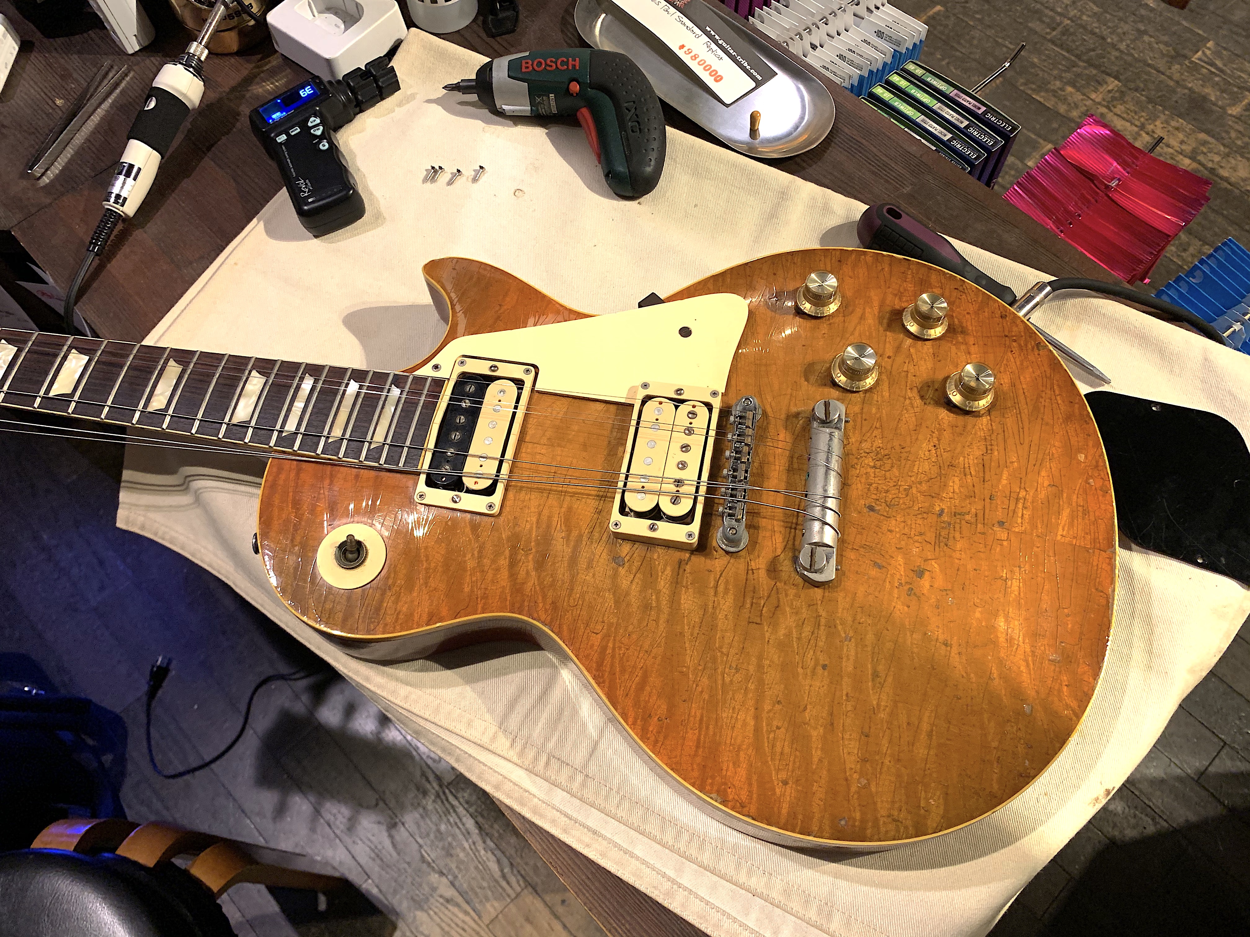 Guitar Tribe ギタートライブ Gibson Lespaul Standard Replicaの弦アースが落ちないんで色々調べたらハンダ溶接がはずれてました ついでにじっくり時間をかけて再調整 バーストと並べて見ても限りなく近いし音も良き このレプリカほんまによくできて