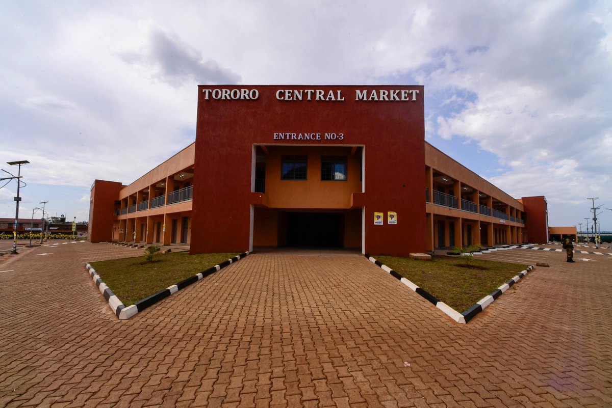 KagutaMuseveni's tweet photo. Soroti Main Market- 👍 
Tororo Central Market-👍
Busia Main Market- Today. 

These are 3 of the 21 markets built (Others not yet commissioned) under the Markets and Agriculture Trade Improvement Project (MATIP). 

#SecuringYourFuture. https://t.co/KSEtr2EdVn