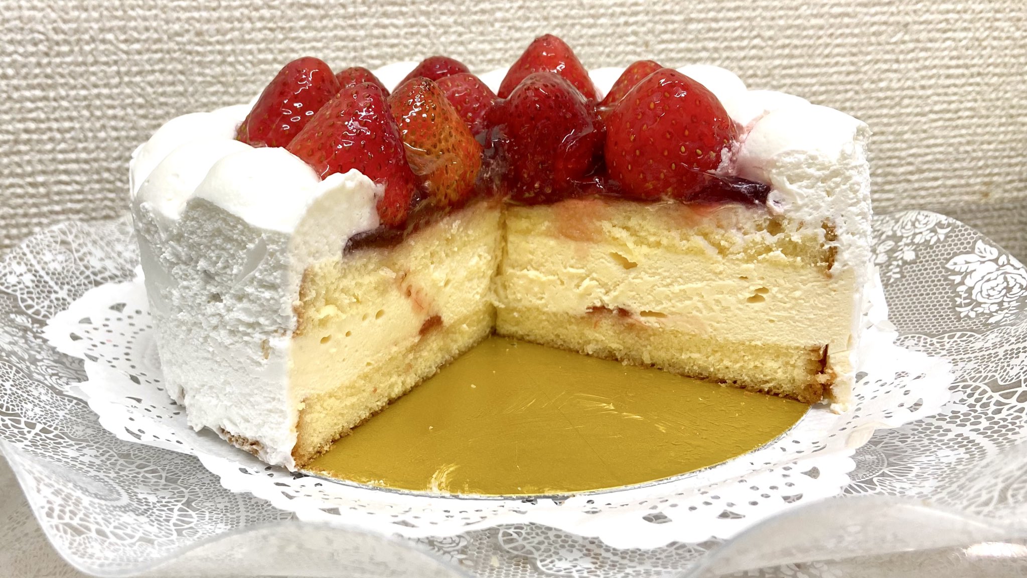 麦ライス シェフ 料理家 クリスマスに向けて ケーキの綺麗な切り方 を書いておきます 包丁を1秒だけ蒸しタオルか直火で温め 真ん中の底に刃の先端を刺す 刃先を底につけたままゆっくり包丁を倒し包丁を手間に引き抜く すると綺麗に切れます 包丁 麦ライス シェフ 料理家 クリスマスに向けて ケーキの綺麗な切り方 を書いておきます 包丁を1秒だけ蒸しタオルか直火で温め 真ん中の底に刃の先端を刺す 刃先を底につけたままゆっくり包丁を倒し包丁を手間に引き抜く すると綺麗に切れます 包丁