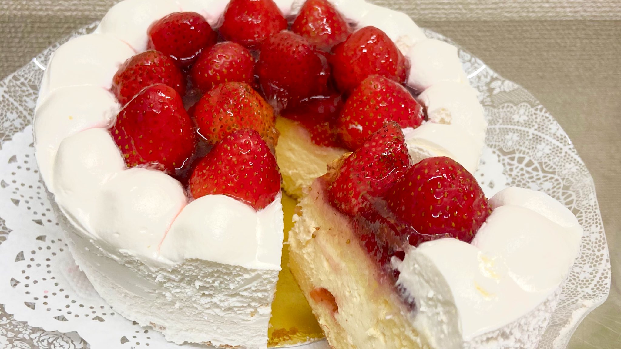 麦ライス シェフ 料理家 クリスマスに向けて ケーキの綺麗な切り方 を書いておきます 包丁を1秒だけ蒸しタオルか直火で温め 真ん中の底に刃の先端を刺す 刃先を底につけたままゆっくり包丁を倒し包丁を手間に引き抜く すると綺麗に切れます 包丁 麦ライス シェフ 料理家 クリスマスに向けて ケーキの綺麗な切り方 を書いておきます 包丁を1秒だけ蒸しタオルか直火で温め 真ん中の底に刃の先端を刺す 刃先を底につけたままゆっくり包丁を倒し包丁を手間に引き抜く すると綺麗に切れます 包丁