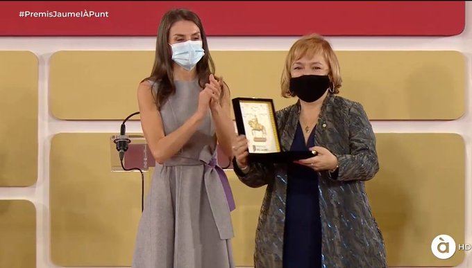 Nanbiosis's tweet photo. #LauraLechuga has received the #Award Rei Jaume I iin the ceremony presided by Reina Letizia. @Sla27para has called for a pact for science to provide stability, "cience requires long-term financing and structures, and decent salaries"
👉https://t.co/tM2CQJ3L9x👈 #ICTSNews https://t.co/riBoVG0Rc8