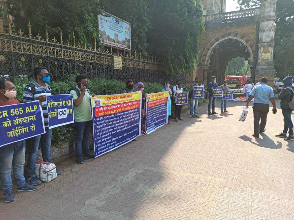 ashvin35810's tweet photo. #565_ALP_मुम्बई_मुख्यालय_धरना
We All 565 Alp want joining. we can't wait more it has been 1.5 years we r waiting for joining 
@drmmumbaicr
 
@GM_CRly
 
@PiyushGoyal
 
@PiyushGoyalOffc
 
@PIB_India https://t.co/YrR7N6Jhjg
