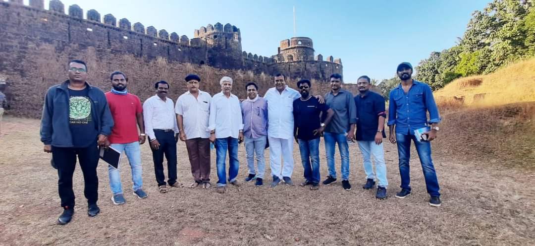 Director Rajendra Singh Babu, Doddanna and others from the #RajaVeeraMadakariNayaka team at Mirjan Fort in Kumta checking on locations for the second schedule of the film. The first schedule was shot in Kerala. @dasadarshan @RocklineEnt @RLVenkatesh