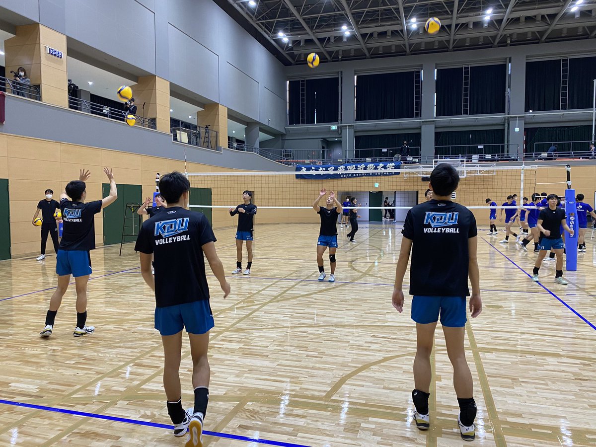 近畿大学体育会バレーボール部 全日本インカレ 12 1 Vs東亜大学 アップが始まりました 試合開始は16時45分となります スポーツブルのアプリから試合の視聴ができますので応援よろしくお願いします 近畿大学 全日本インカレ