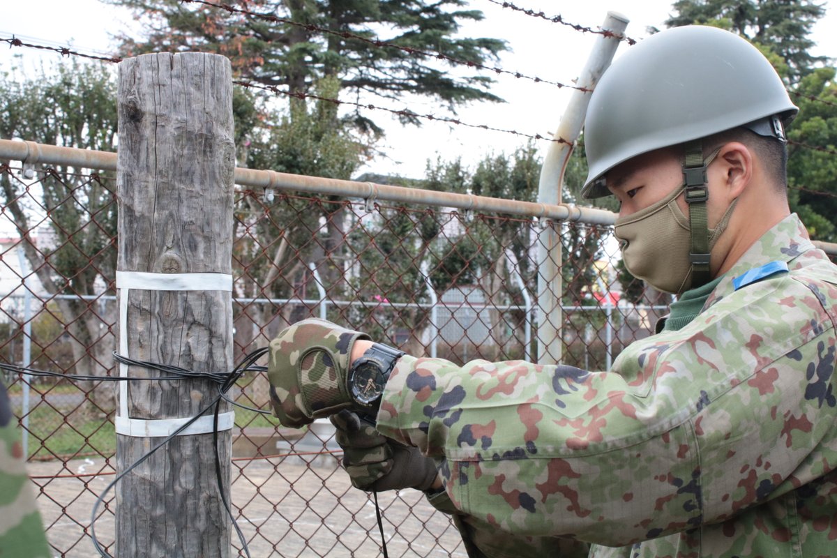 X 上的 陸上自衛隊 大村駐屯地：「【＃令和２年度初級部隊通信】 野外線（有線）の縛着（ばくちゃく）‼️  有線を構成する際に、有線を木・電柱・草等に固定するやり方を習得中🌳🌲 有線の進行方向や、高さによって固定の仕方が変わるので、覚える事がたくさん  ...