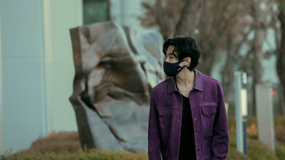 thatyve's tweet photo. Henry Lau is just casually walking yet it looks like it was captured from a drama/movie 😍 #STREAMRADIO https://t.co/v6xuHaiZ9x https://t.co/w0wZlMenGt