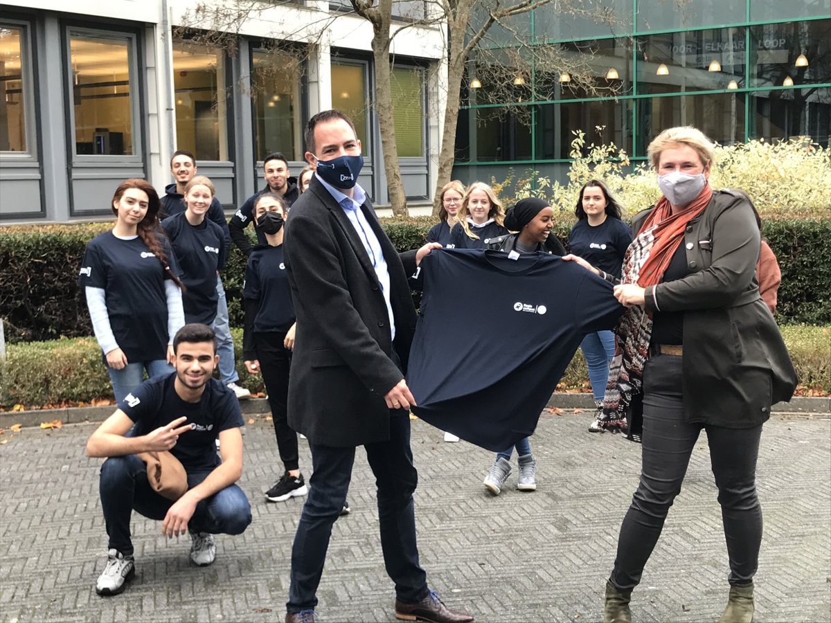 Ons initiatief Helpende handen! Mbo studenten richten zich op de ondersteuning van dagelijkse bezigheden. Ze werken onder andere met <a href="/Welzijn_WMW/">Welzijn MensenWerk</a>, @M_voorelkaar, <a href="/GemeenteMeppel/">Gemeente Meppel</a>.
De studenten hebben prachtige shirts ontvangen van Jarno van de Woude @ZBNederland. Enorm bedankt!