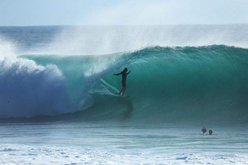 surferrulemag's tweet photo. TUBOS INFINITOS EN DESERT POINT 
Un grupo de locales indonesios, incluidos Bronson Meydi y Rizal Tanjung, se unieron al equipo local de #DesertPoint para disfrutar del mejor oleaje del año.
 https://t.co/FUHIOpHbEJ https://t.co/X16WCUjV10