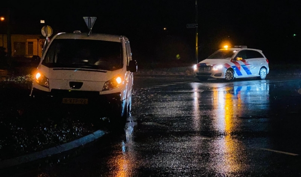 Auto in heg op rotonde aan Erpseweg - ..
