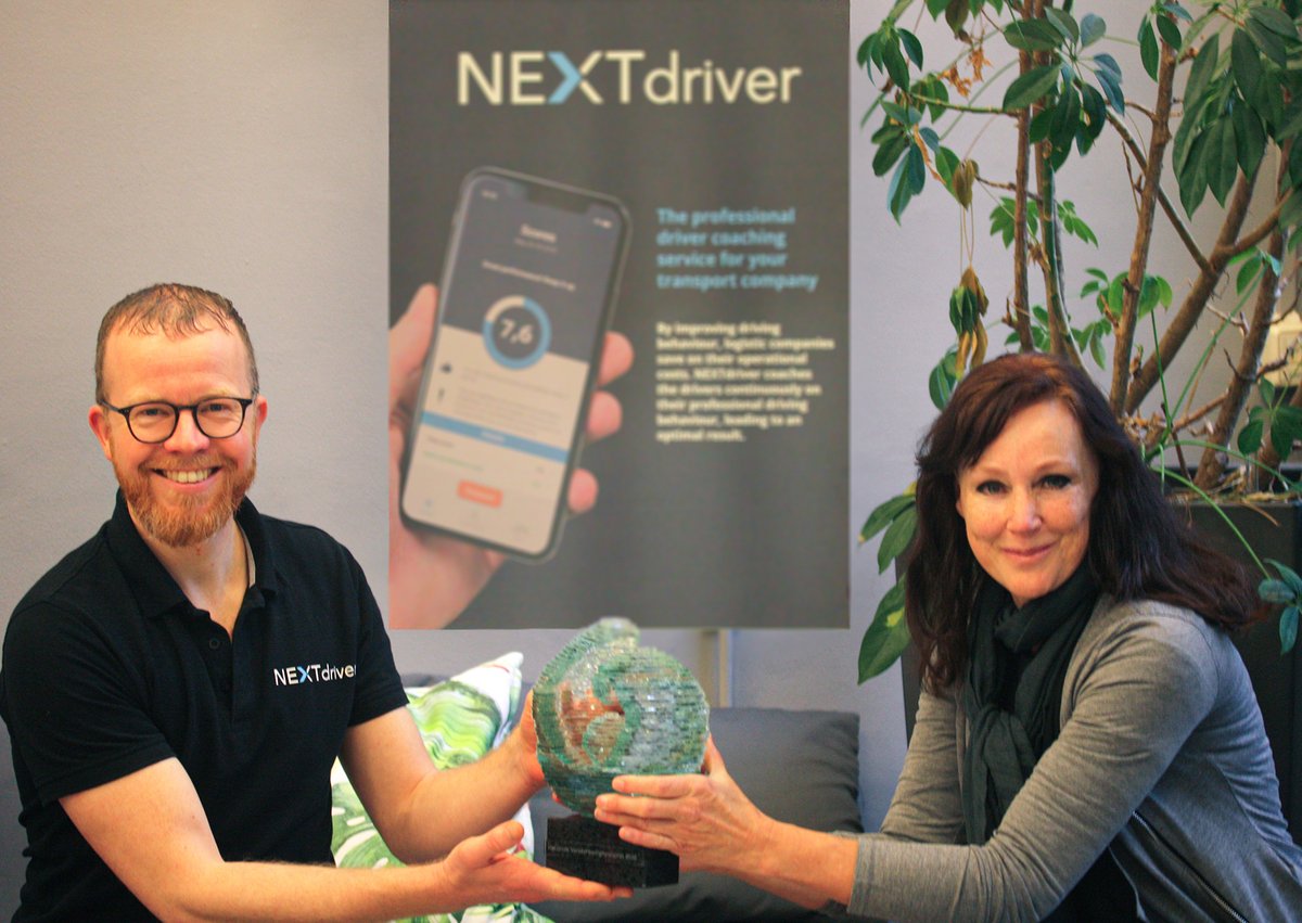 Uit de handen van de glaskunstenares hebben we de nationale verkeersveiligheidsprijs 2020 ontvangen. #NVVC2020 Zie ook bit.ly/NVVP2020 Dank congresdeelnemers, dank <a href="/MinIenW/">Ministerie van Infrastructuur en Waterstaat</a> <a href="/ANWB/">anwb</a> <a href="/VeiligVerkeer/">Veilig Verkeer Nederland</a> en <a href="/SWOV/">SWOV</a> Een mooie waardering voor onze klanten en chauffeurs met #NEXTdriver