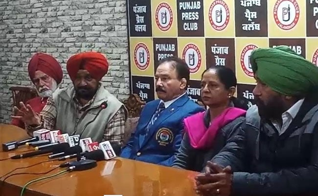 ndtv's tweet photo. #FarmersProtest: Punjab Olympians, Arjuna, and Padma Awardees Threaten To Return Awards https://t.co/Z8rALkOheB https://t.co/RTGoIRfJh1