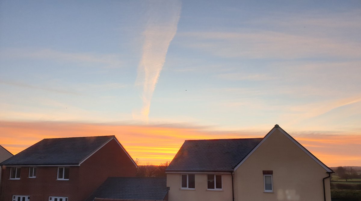 A benefit of being up early for work #sunrise #loveukweather #TuesdayMotivation https://t.co/FpXKOOw7HX
