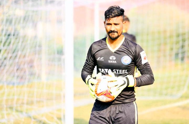 GKPawanKumar's tweet photo. There are people better than you. How can you beat them ?
A: Hard Work
#indianfootball #jfc #JamshedpurFC #JamKeKhelo https://t.co/1Q3OewAoWz