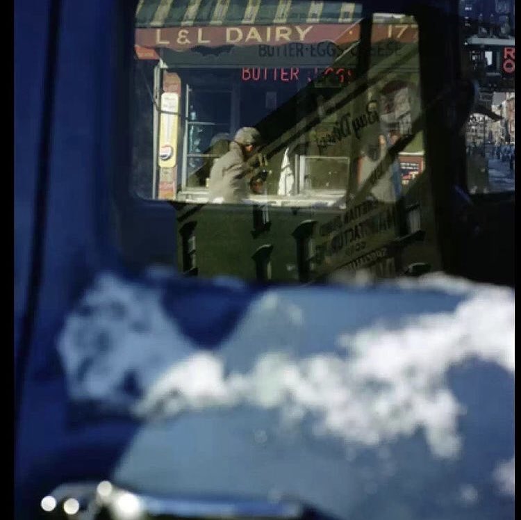 CarineAdan's tweet photo. ´Pour comprendre l’univers de #SaulLeiter, il faut aimer les reflets des vies dans les flaques du temps, les buées qui montent parfois des gens...Il faut aussi aimer le peintre #MarcRothko, la vibration intérieure qui sourd doucement entre tendresse et solitude ‘ https://t.co/fFiMyaFbTP