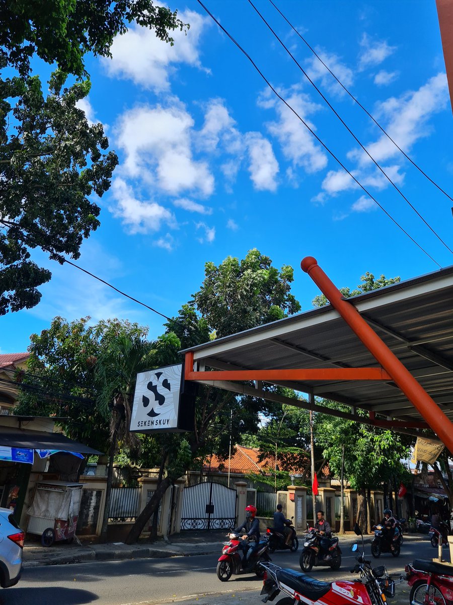 andihiyat's tweet photo. Langit jakarta lagi bagus-bagusnya, kamu lagi lucu-lucunya. https://t.co/FzQMPEqODb