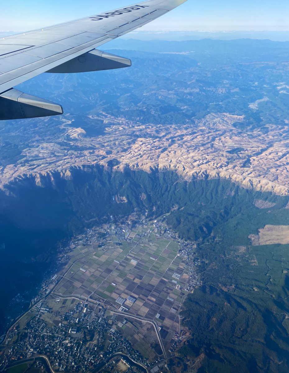 9万年の阿蘇山の大噴火の規模がよくわかる現在の写真がこちら 火口に町がある よく住もうと思えるよな 先祖 Togetter