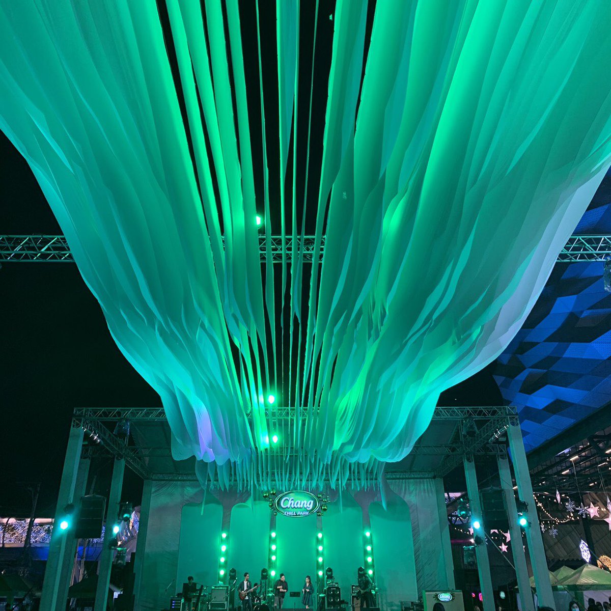 เริ่มแล้ว! 📌 The Street Ratchada 
บอกเลยว่า เพลงเพราะ อาหารอร่อยเพียบ! 

รีบชวนเพื่อนมาชิลล์ 
ในบรรยากาศพริ้วๆ ด้วยกันเลย 

#ChangChillPark #ชิลล์ไม่มีพัก
#Chang #ช้าง #ChangWorld