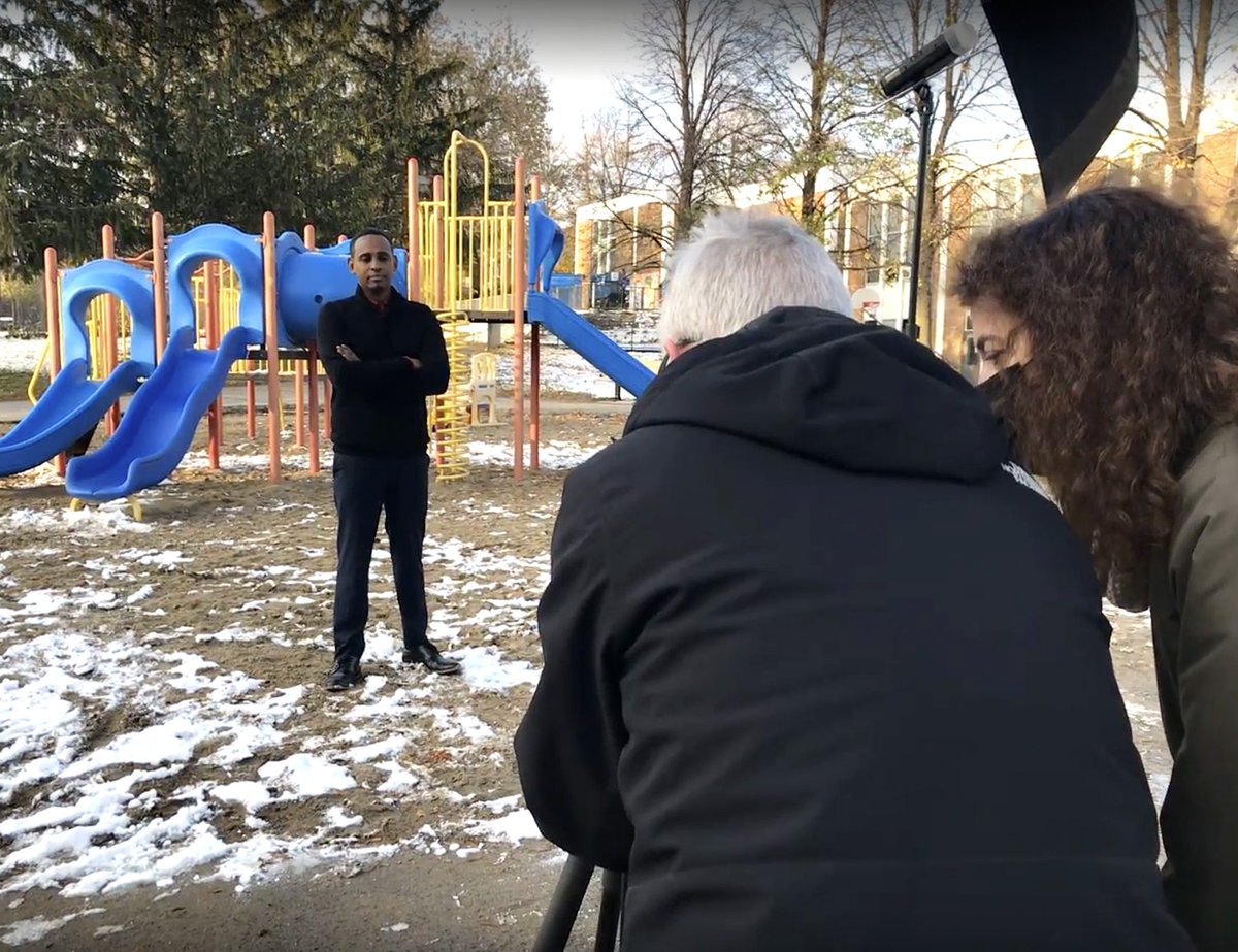 love_ottawa's tweet photo. Reasons to loveOttawa – Good morning and happy #GivingTuesdayCA! To get you in the festive spirit and to celebrate this special day dedicated to giving back , we’ve teamed up for a special pandemic photo series with @UnitedWayEO (physical distance style) #GivingTuesdayCA https://t.co/PFa0Pt2YhB