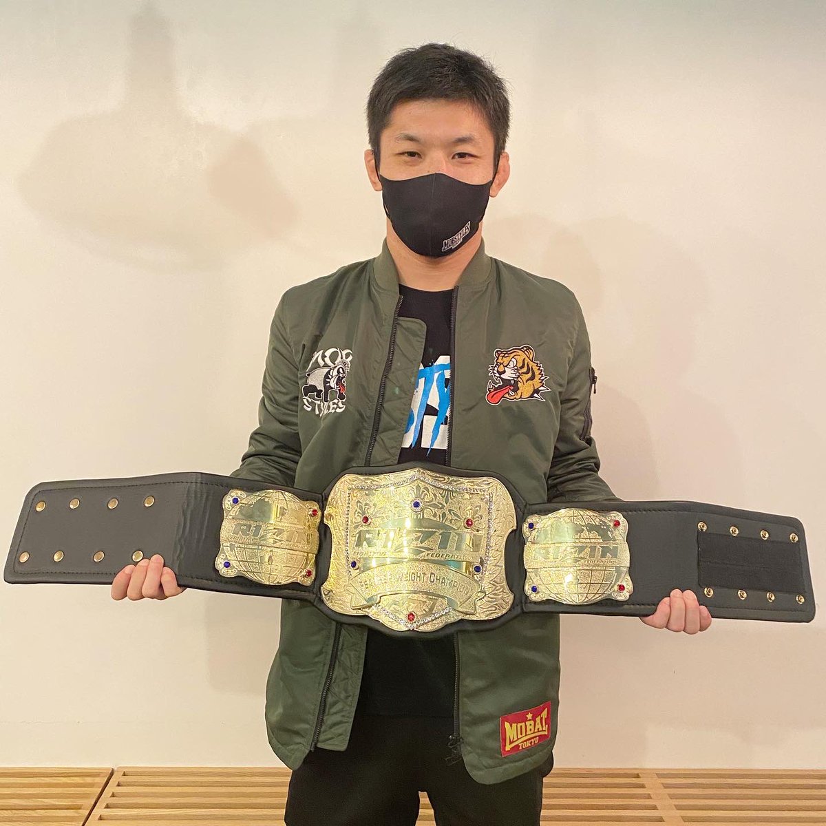 RIZINフェザー級初代チャンピオン斎藤裕がベルトを持って勝利報告にき