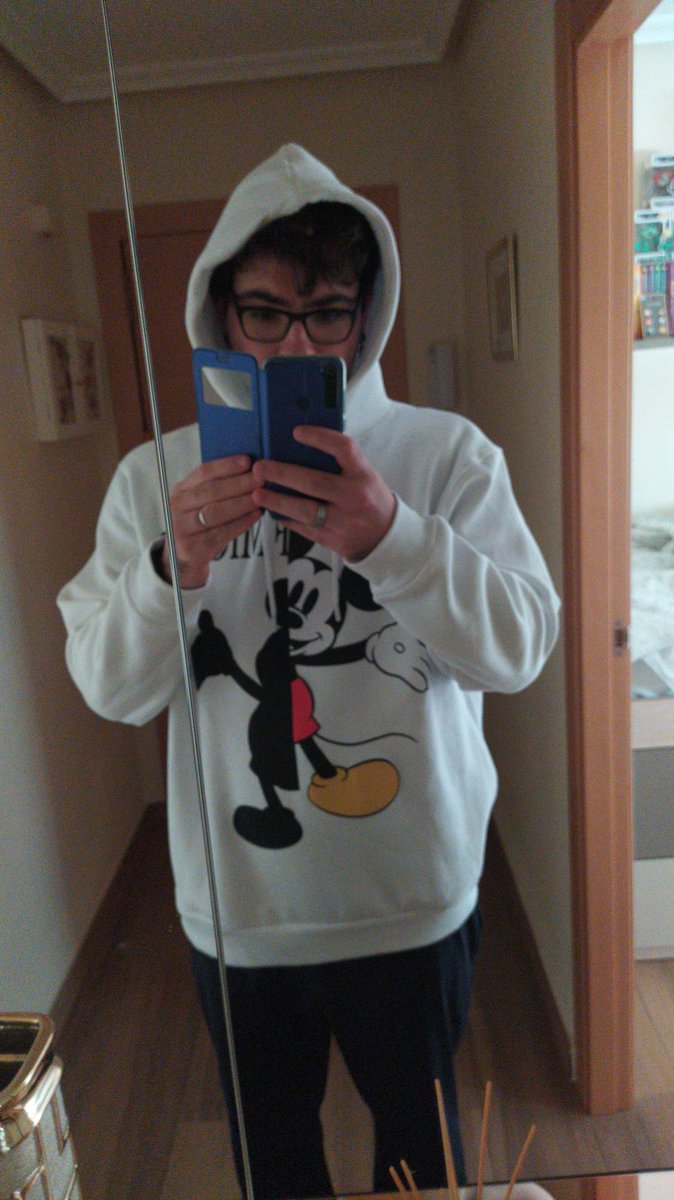 iPacman96's tweet photo. Hola @JordiCruzPerez soy el chico que te dijo que tu sudadera molaba. Semanas después mira 👀. Estoy preparándome para @TopGamersA #TGA2 @Bershka gracias @pozopozito por el regalo 👉🏼👈🏼❤ https://t.co/y0OIBULWMR