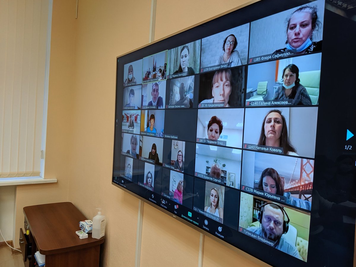 По итогам очередного заседания Окружного родительского собрания под председательством Д.А.Кобзева в режиме онлайн были рассмотрены важные вопросы, касающиеся питания, здоровья и профориентации обучающихся, а также проведения новогодних мероприятий и получения подарков.