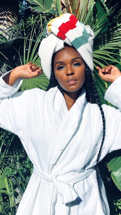 HAPPY BIRTHDAY JANELLE MONAE AAAHHH     love u   