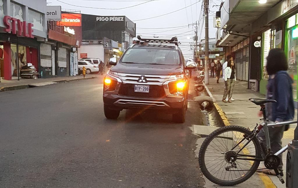 angelfairy678's tweet photo. Tener dinero no significa tener educación. #traficocr BTP-200 https://t.co/SdwyV7qFcj