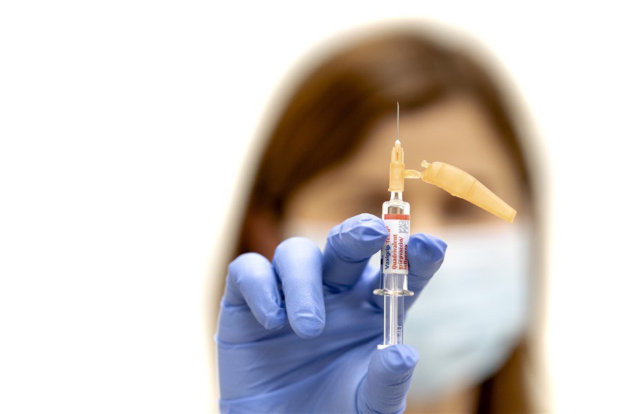 hugodejonge's tweet photo. Het vaccin is binnen handbereik en daarmee staan we aan de vooravond van een nieuwe fase in de crisis. Het is nu aan EMA om zorgvuldig te werk te gaan. Wij zorgen dat we er klaar voor zijn. Als het meezit, kunnen we rond 4 januari starten met vaccineren.👉 https://t.co/u0ioermWiW https://t.co/Q2vyPOrtu2