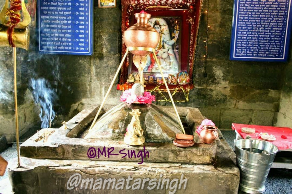 6.  #Pandrethan Temple10th century god Shiva temple, a rare Kashmiri temple with roof intact, temple escaped vandalism as got covered with debris of other destroyed temples. King Ashoka is said to have established Shrinagari here. Also an old capital of Kashmir till 6th cen7/7