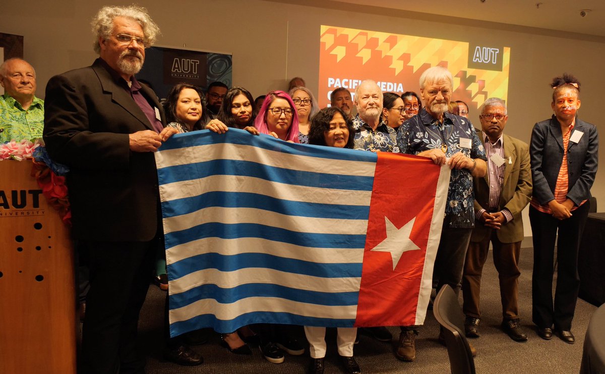 WizzNare's tweet photo. Akademisi, jurnalis, mahasiswa mengibarkan bendera #Papuan dalam gerakan #NZ 'solidaritas' #WestPapua #flagday @FreeWestPapua #FreeWestPapua #HumanRightsWatch @westpapuamedia @ shrek45 https://t.co/Q4JAZUA5mB https://t.co/ODQVRgKzOK https://t.co/I4ubxR9mLK