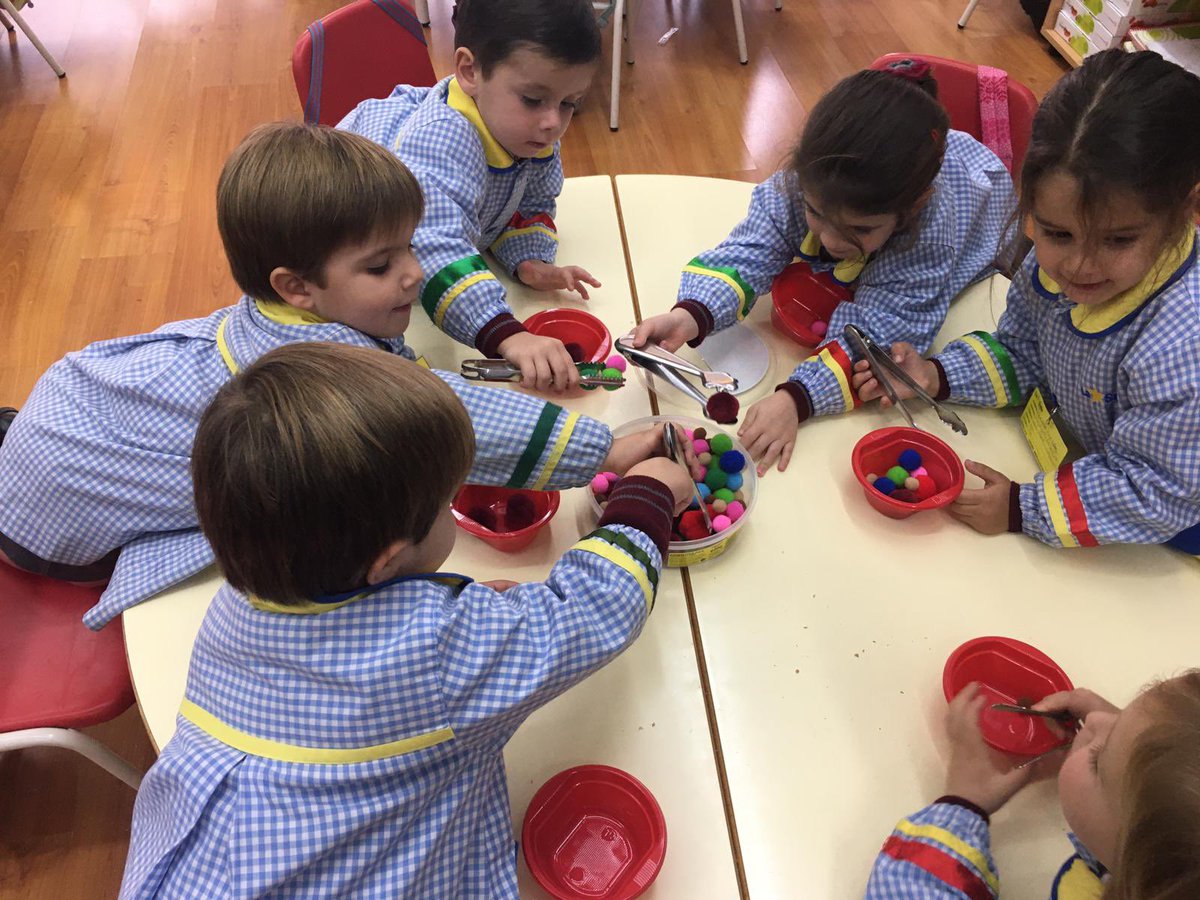 LaSalleCordoba's tweet photo. Los más pequeños del cole han trabajado la coordinación de músculos, huesos y nervios para producir movimientos pequeños y precisos, desarrollan la motricidad fina. El objetivo de este trabajo es la coordinación, la fuerza muscular y tener sensibilidad normal. #handstraining 👌 https://t.co/IqffWLeFGe