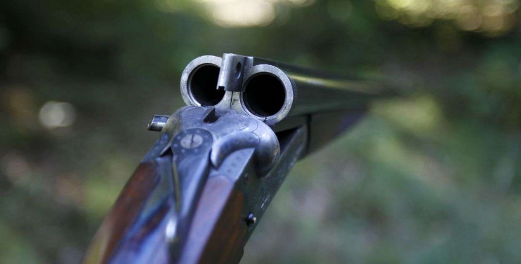 le_Parisien's tweet photo. La balle perdue d'un chasseur (une munition de calibre 12 mm utilisée pour la chasse au gros gibier) finit fichée au-dessus du lit d'une chambre d'enfant : une enquête ouverte https://t.co/nqfgX84r2z https://t.co/f5wISvnNWB