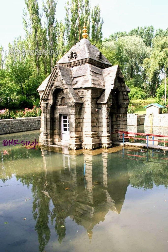 6.  #Pandrethan Temple10th century god Shiva temple, a rare Kashmiri temple with roof intact, temple escaped vandalism as got covered with debris of other destroyed temples. King Ashoka is said to have established Shrinagari here. Also an old capital of Kashmir till 6th cen7/7