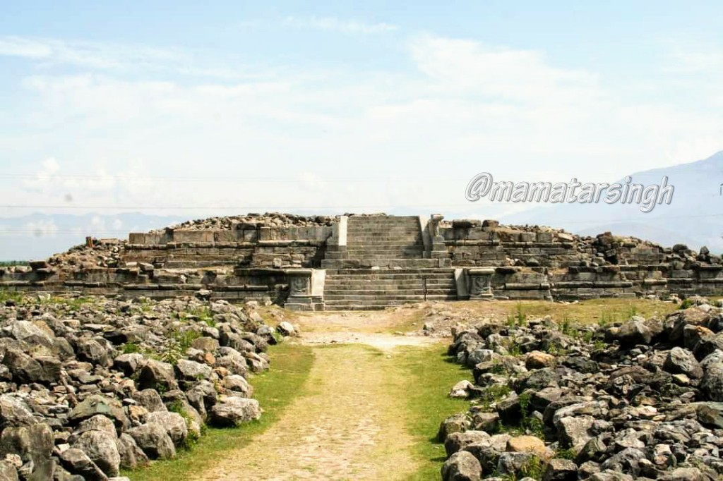 1. Temples in  #Parihaspur 7th century temples, initial phase of Brahamanical temples by Lalitaditya Muktapida of Karkota dynasty. All 4 temples as described by Kalhana i.e. Parihaskesva, Muktakesava, Mahavaraha & Govardhanadhara were ruined by Sultan Sikander in 14th century2/7