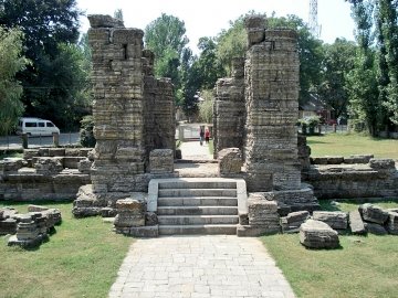 4.  #Avantisvara temple 9th century massive god Shiva temple, destroyed & now in ruins, built by King Avantivarman, walls are not as decorated as of Avantiswami temple. This site was discovered by Britishers in 18th century who carried away some of the artefacts with them5/7