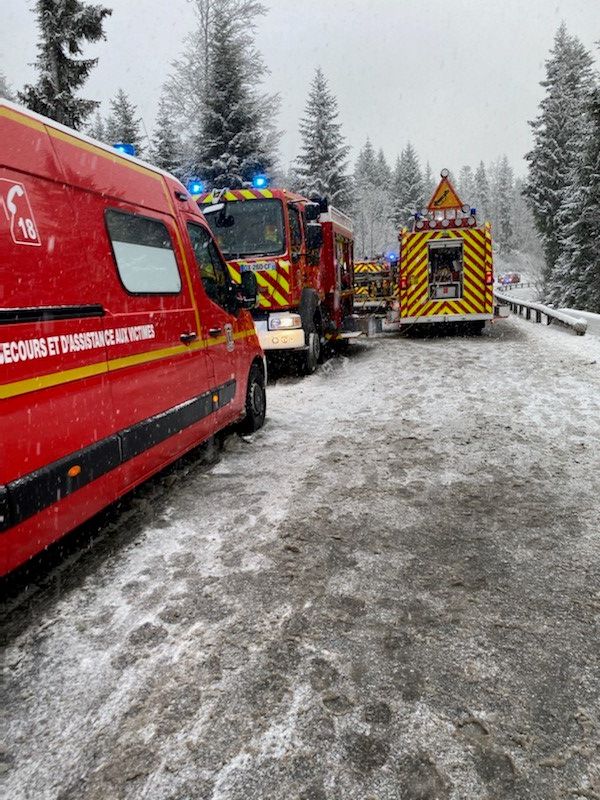 F3FrancheComte's tweet photo. Accident à Labergement Sainte-Marie (Doubs) : un car scolaire se renverse, un élève en cours de désincarcération #doubs #météo ► https://t.co/4UivkyIk8e https://t.co/FKHpOWCyNh