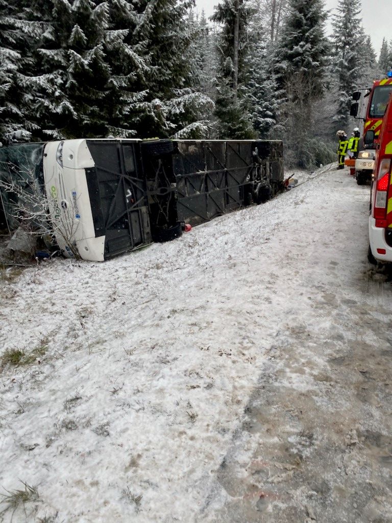 F3FrancheComte's tweet photo. Accident à Labergement Sainte-Marie (Doubs) : un car scolaire se renverse, un élève en cours de désincarcération #doubs #météo ► https://t.co/4UivkyIk8e https://t.co/FKHpOWCyNh