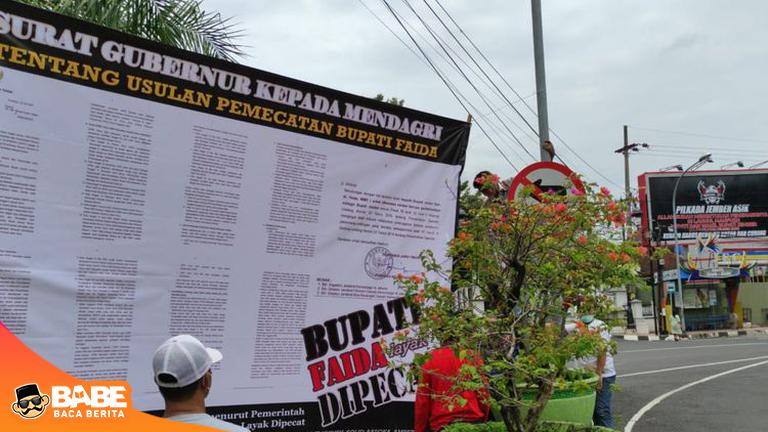 Baliho Berisi Surat Gubernur tentang Pemecatan Faida Dipasang di Depan Pendopo Bupati Jember https://t.co/TGN83NjJCq https://t.co/b6qmfyoeHU